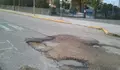 O concello incapaz de arranxar os baches fronte ao CEIP de Petelos